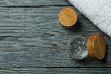 Şekil jeli ve havlu ahşap masada.