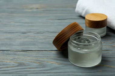 Şekil jeli ve havlu ahşap masada.