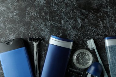 Siyah Smokey masasında erkek hijyen araçları kavramı