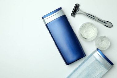 Beyaz arka planda erkek hijyen araçları kavramı