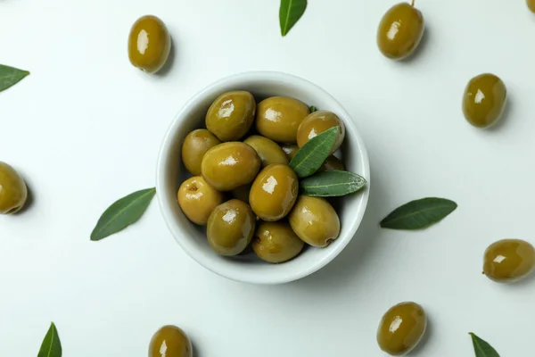 Cuenco Aceitunas Verdes Hojas Sobre Fondo Blanco Vista Superior —  Fotos de Stock