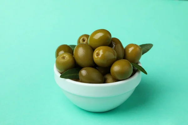 Cuenco Aceitunas Verdes Hojas Sobre Fondo Menta —  Fotos de Stock