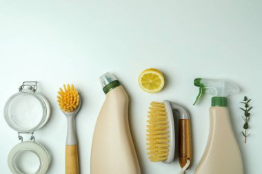 Beyaz arka planda çevre dostu temizlik araçları ve limonları ile temizlik kavramı