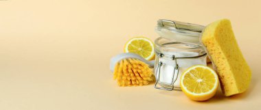 Bej arka planda çevre dostu temizlik araçları ile temizlik kavramı