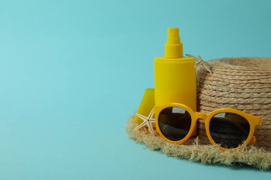 Mavi arkaplanda güneş kremi olan yaz konsepti