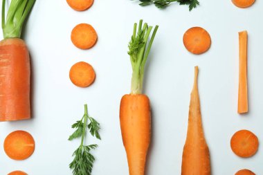 Beyaz arka planda taze havuç dilimleri