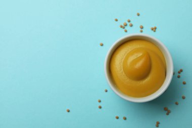 Hardallı kase ve mavi arka planda tohumlar