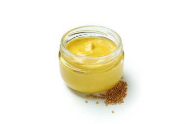 Beyaz arkaplanda hardallı cam kavanoz