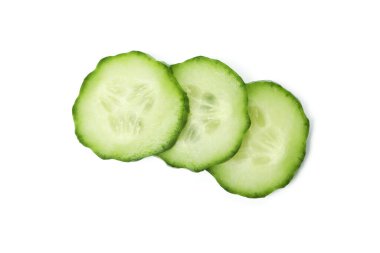 Olgun salatalık dilimleri beyaz arkaplanda izole edilmiş.