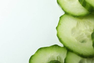 Beyaz arka planda taze salatalık dilimleri