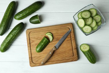 Beyaz ahşap masada salatalıklı olgun sebze kavramı