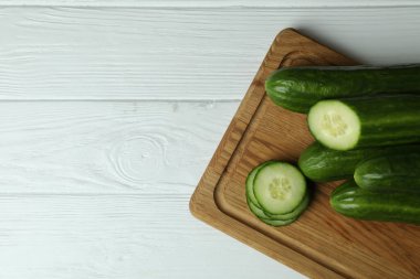 Beyaz ahşap masada olgun salatalıklar.