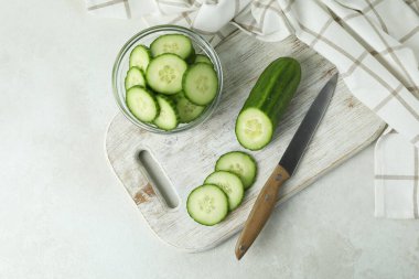 Beyaz desenli masada salatalıklı olgun sebze kavramı