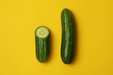 Olgun salatalık ve yarısı sarı arka planda.