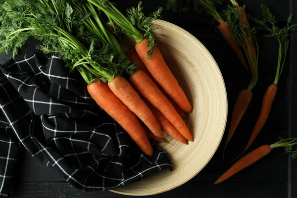 Konsep Sayuran Segar Dengan Wortel Atas Meja Kayu Gelap — Stok Foto