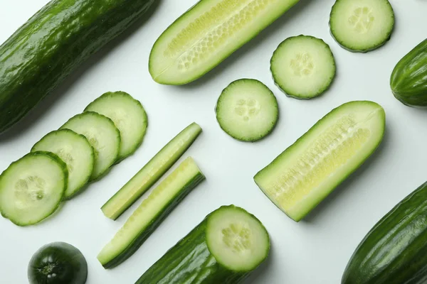 Posa Piatta Con Cetrioli Maturi Sfondo Bianco — Foto Stock