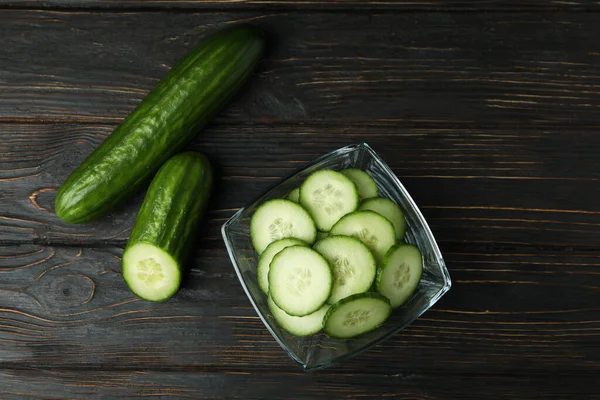 Ciotola Con Cetrioli Maturi Fondo Legno — Foto Stock