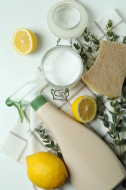 Beyaz arkaplanda çevre dostu temizlik araçları ile temizlik kavramı