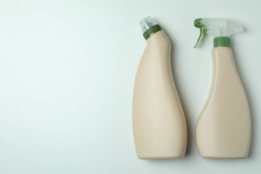 Beyaz arkaplanda boş deterjan şişeleri, metin için boşluk