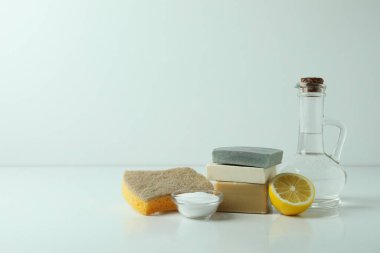 Beyaz masada çevre dostu temizlik araçları ile temizlik kavramı