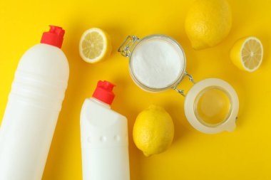 Sarı arka planda asit tozu, limon ve deterjan var.