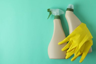 Boş deterjan şişeleri ve nane arkaplanda eldivenler