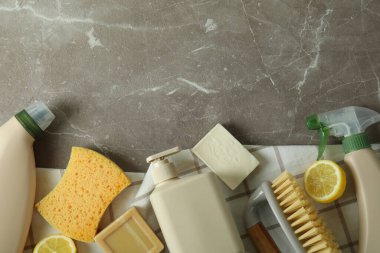 Gri desenli masadaki çevre dostu temizlik araçlarıyla temizlik kavramı