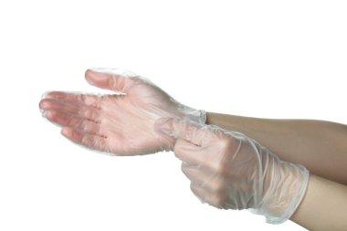 Tek kullanımlık eldivenli kadın elleri beyaz arka planda izole edilmiş.