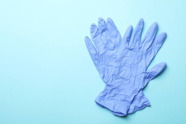 Mavi arkaplanda tıbbi eldivenler, metin için boşluk