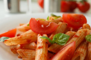 Domates soslu makarna tabağı, yakın çekim.