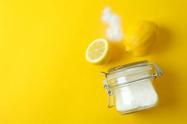 Glas Säure Pulver Und Zitronen Auf Gelbem Hintergrund — Stockfoto