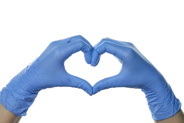 戴医用手套的手显示出心脏 在白色背景下被隔离 — 图库照片