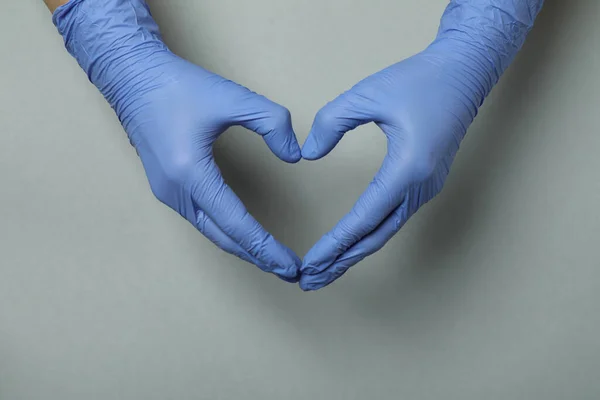 Manos Guantes Médicos Muestra Corazón Sobre Fondo Gris Claro —  Fotos de Stock