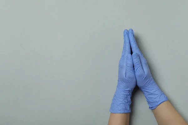 Palmeras Guantes Médicos Juntas Sobre Fondo Gris Claro —  Fotos de Stock