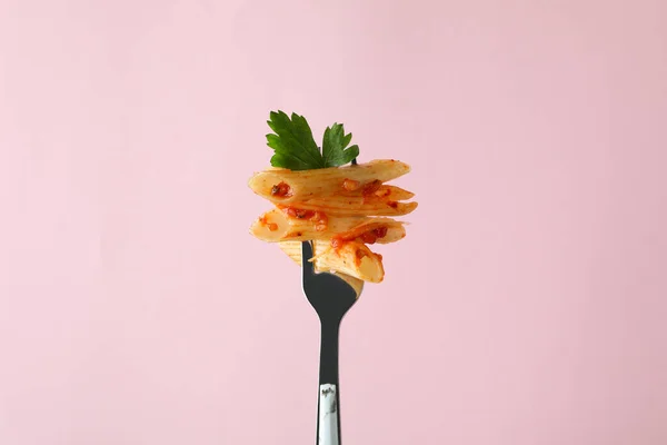 Widelec Makaronem Sosem Pomidorowym Różowym Tle — Zdjęcie stockowe