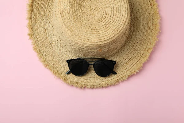 Chapéu Palha Óculos Sol Sobre Fundo Rosa — Fotografia de Stock
