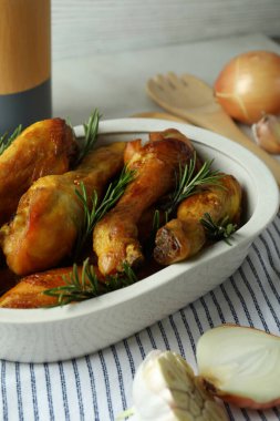 Tavuk budu ve fırın tepsisiyle lezzetli yemek kavramı.