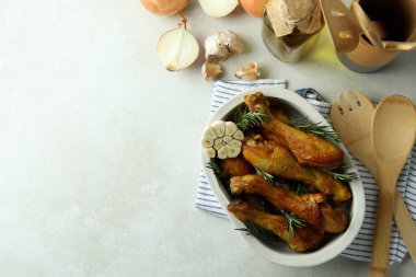 Tavuk budu ve fırın tepsisiyle lezzetli yemek kavramı.