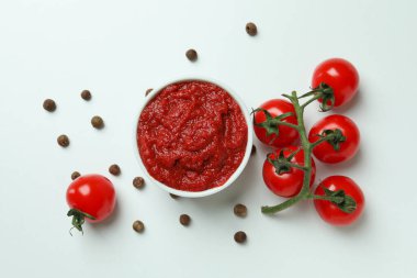 Beyaz arka planda domates, domates ve tuzlu kase
