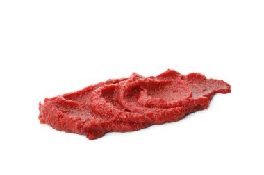 Beyaz arkaplanda taze domates ezmesi izole edildi