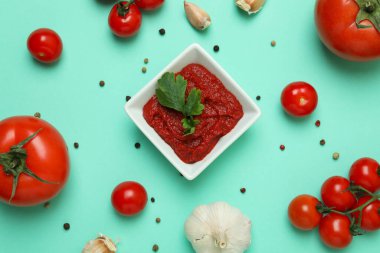 Bir kase domates ezmesi ve nane arkaplanındaki malzemeler.