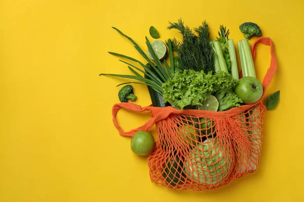 Sarı Arka Planda Yeşil Sebzeli Torbası — Stok fotoğraf