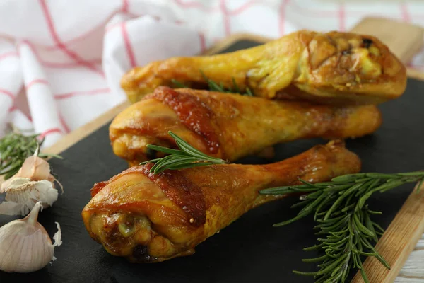 Brett Mit Gebratenem Hühnchen Drumsticks Nahaufnahme — Stockfoto