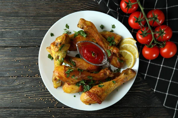 Ahşap Arka Planda Kızarmış Tavuk Budu Ile Lezzetli Yemek Kavramı — Stok fotoğraf