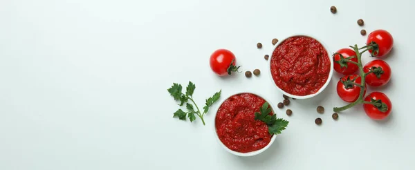 Cuencos Con Pasta Tomate Tomates Pimienta Perejil Sobre Fondo Blanco —  Fotos de Stock