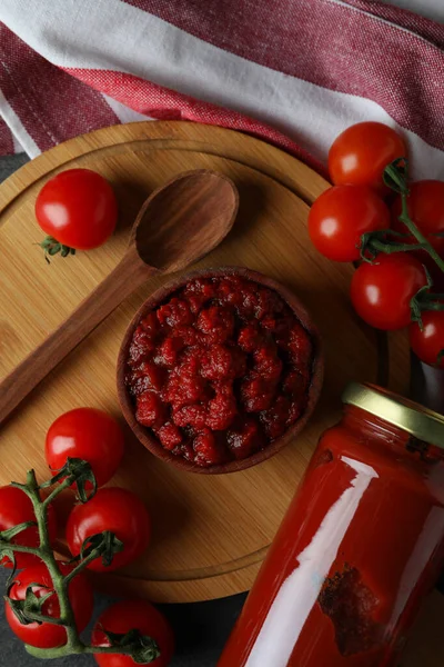 Schaal Met Tomatenpasta Donker Houten Tafel Met Ingrediënten — Stockfoto