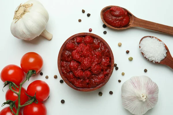 Ciotola Legno Con Concentrato Pomodoro Ingredienti Sfondo Bianco — Foto Stock