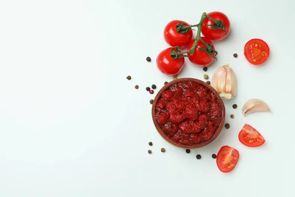 Cuenco Pasta Tomate Tomates Pimienta Ajo Sobre Fondo Blanco —  Fotos de Stock