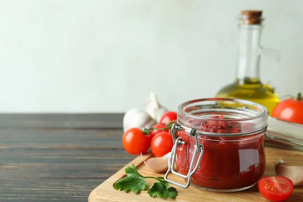 Frasco Com Pasta Tomate Mesa Madeira Com Ingredientes — Fotografia de Stock