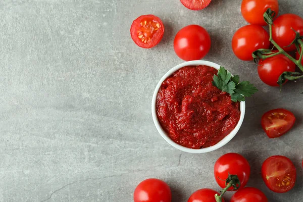 Bowl Tomato Paste Tomatoes Gray Textured Background — Stock Photo, Image